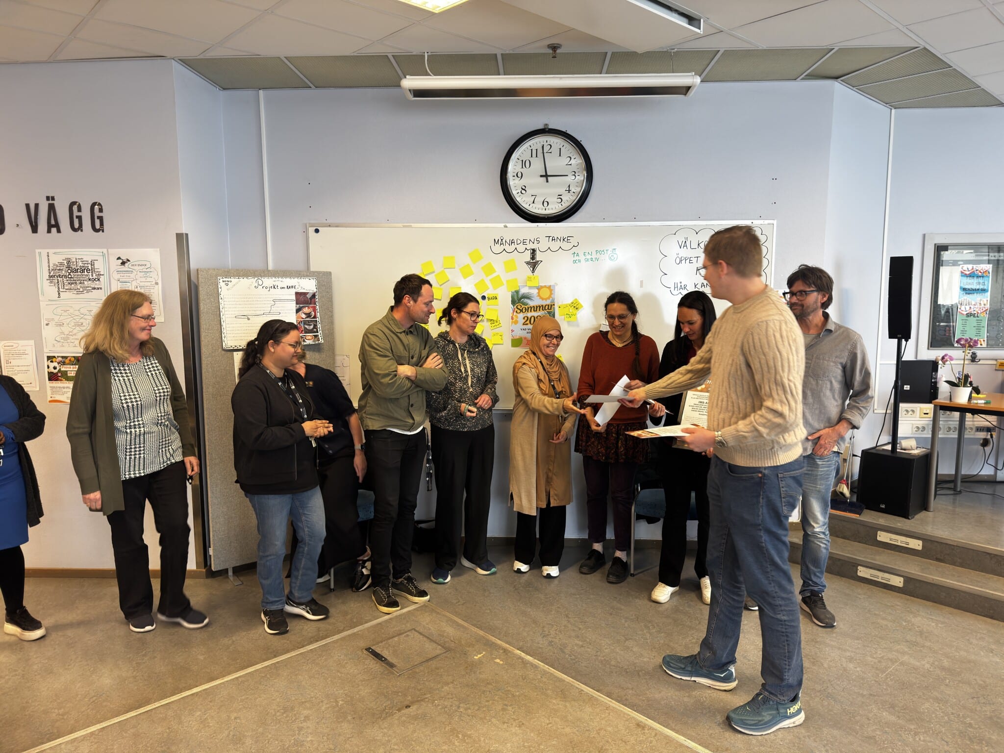 Adam Simonsson (L) delar ut pedagogiskt pris till IMS-arbetslaget