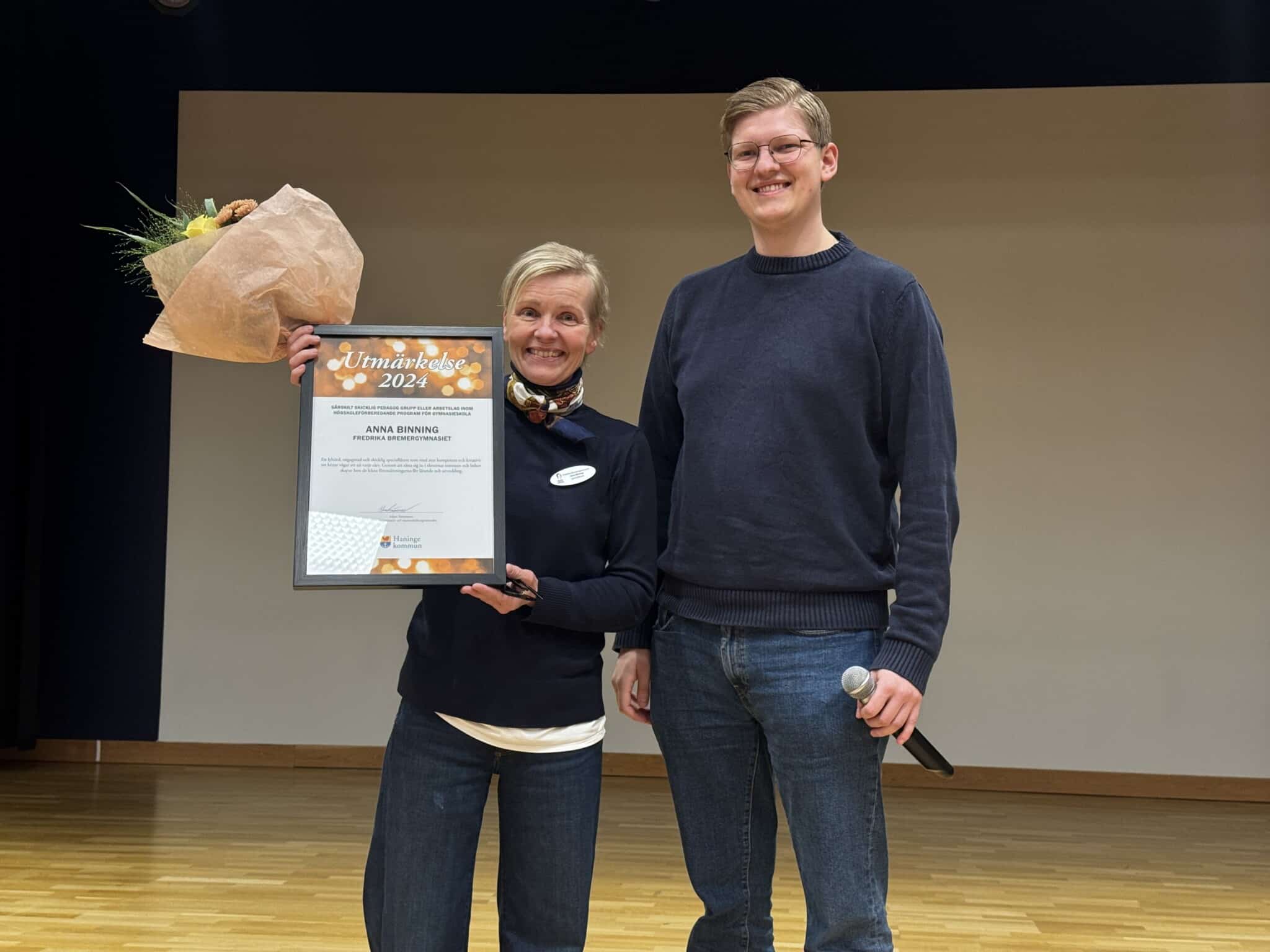 Adam Simonsson (L) delar ut pedagogiskt pris på Fredrika Bremergymnasiet