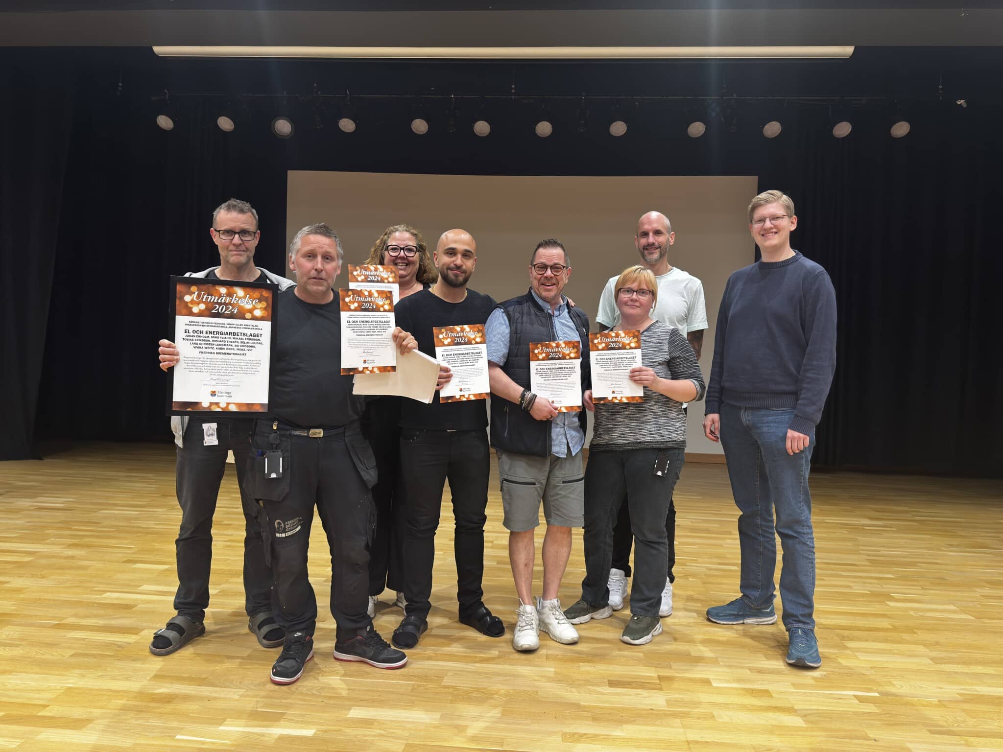 Adam Simonsson (L) delar ut pedagogiskt pris på Fredrika Bremergymnasiet