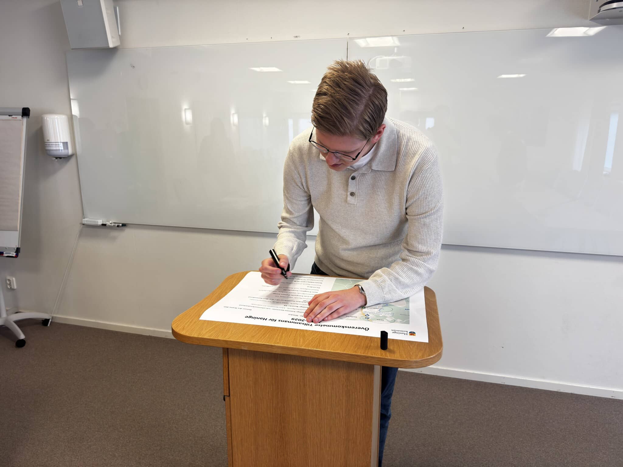 Adam Simonsson (L) presenterar satsning på feriejobb i Haninge