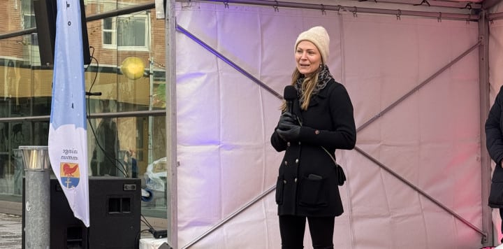 Nicole Forslund inviger Vinter på torget Haninge tillsammans med Haningebor