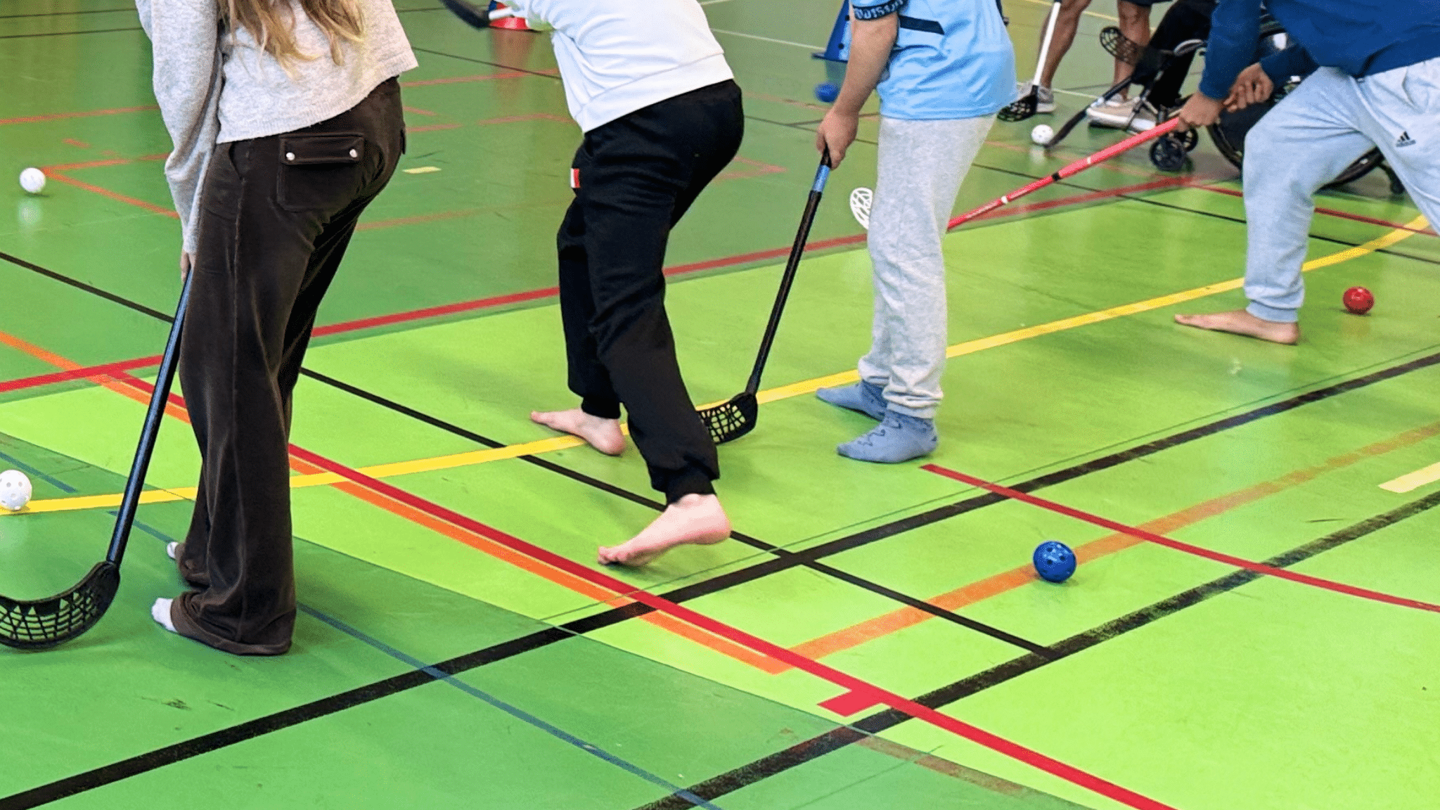 Ungdomsaktivitet i idrottshall i Brandbergen