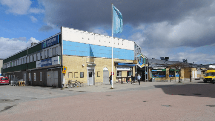 Pendeltåg vid Jordbro station som Liberalerna vill ska stanna vid varje avgång