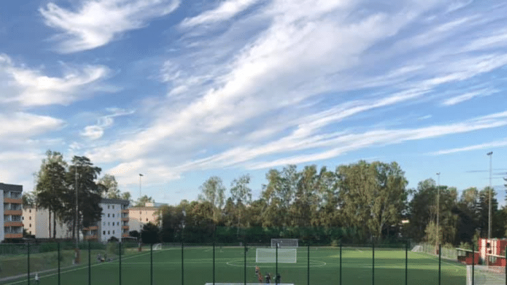 Barn som går till skolan i Svartbäcken med tryggt övergångsställe