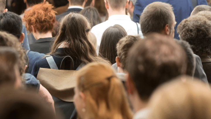 Ung person på väg till sitt första jobb i Stockholms län efter sänkta arbetsgivaravgifter för unga