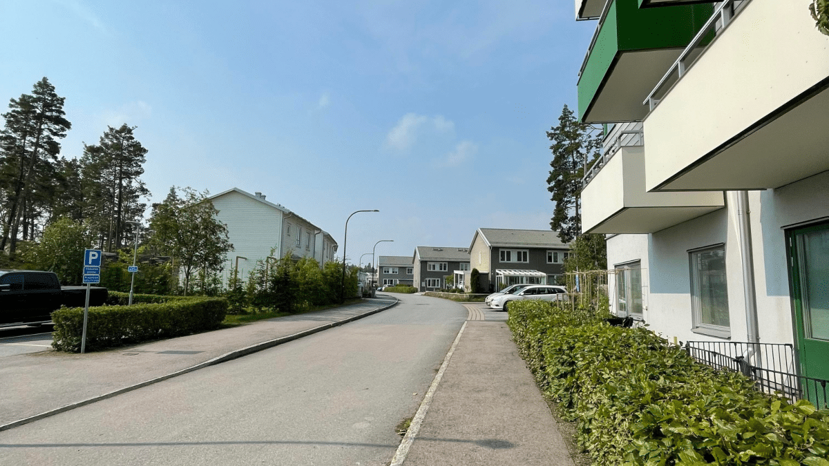 Stadsgata i Haninge med parkeringsskylt för servicedagar och snöröjning