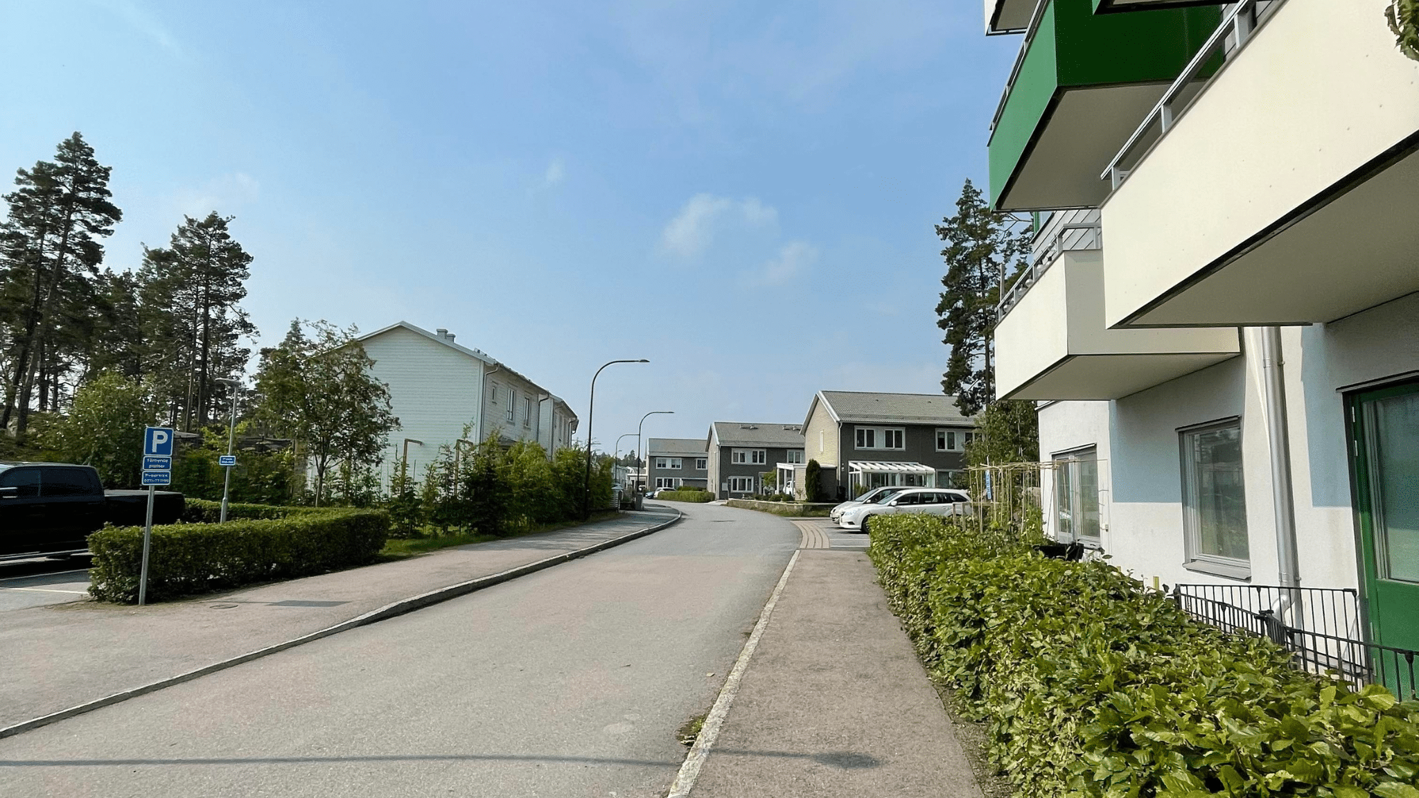 Stadsgata i Haninge med parkeringsskylt för servicedagar och snöröjning