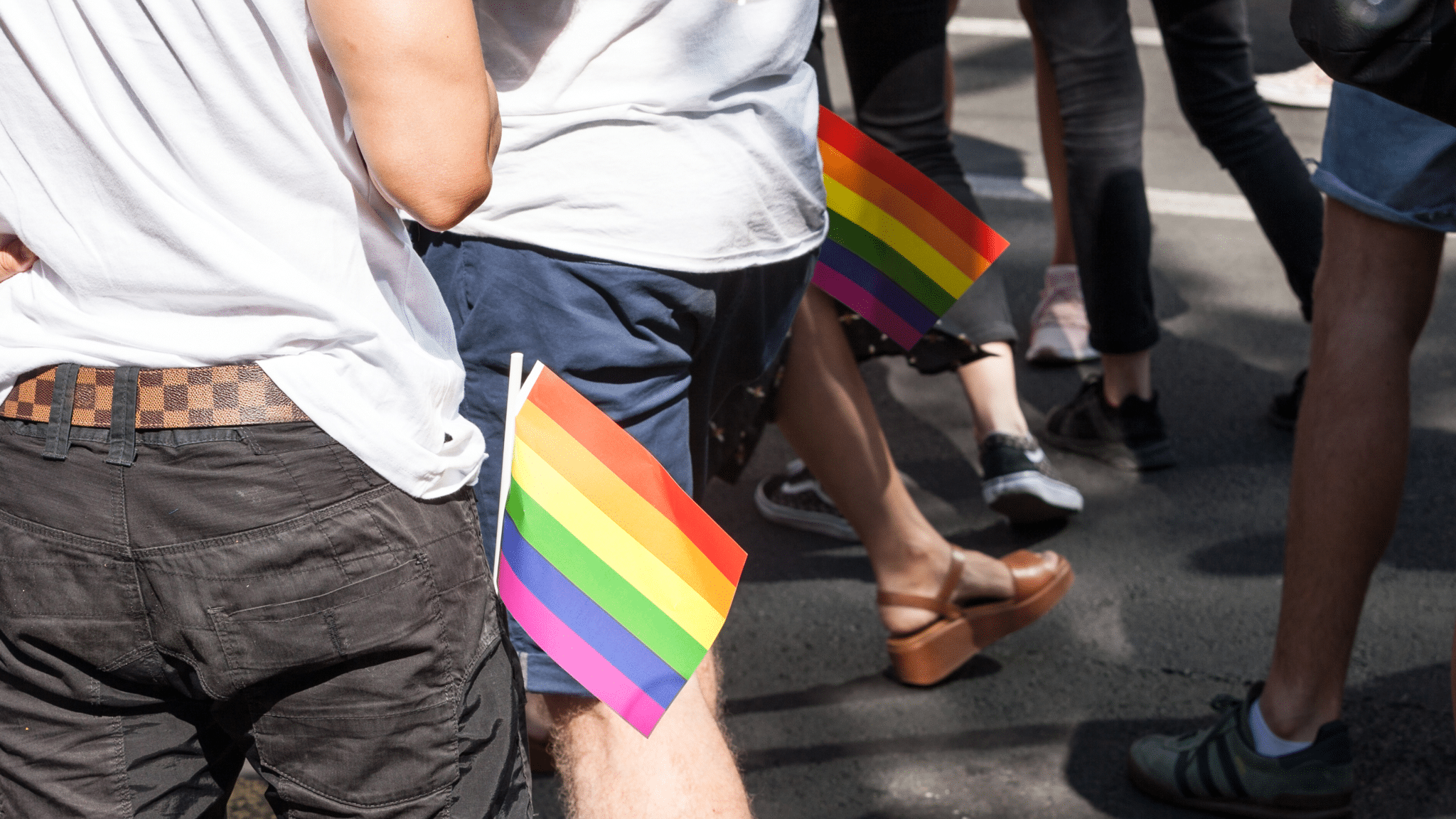 Lärare och elev samtalar om trygghet och respekt i klassrummet.