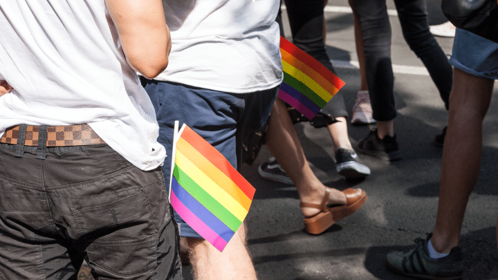 Lärare och elev samtalar om trygghet och respekt i klassrummet.